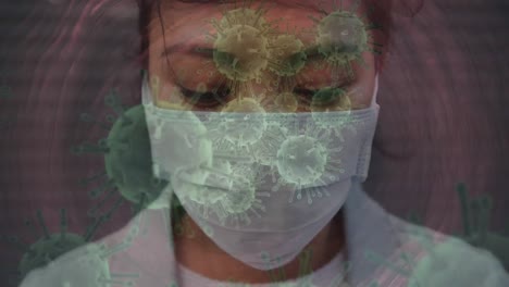 Animation-Von-Covid-19-Zellen,-Die-Sich-über-Eine-Frau-Mit-Gesichtsmaske-Bewegen