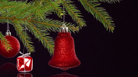 Animation-Eines-Weißen-Tannenbaums-Mit-Weihnachtsdekorationen-Auf-Schwarzem-Hintergrund