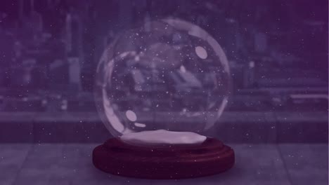Animation-Von-Fallendem-Schnee-Und-Glasschneeball-über-Dem-Stadtbild