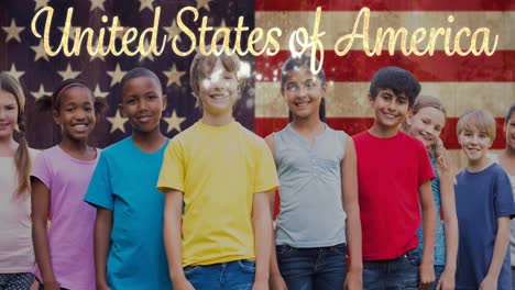 Animation-Von-Texten-Der-Vereinigten-Staaten-Von-Amerika-Und-Schulkindern-über-Der-Amerikanischen-Flagge