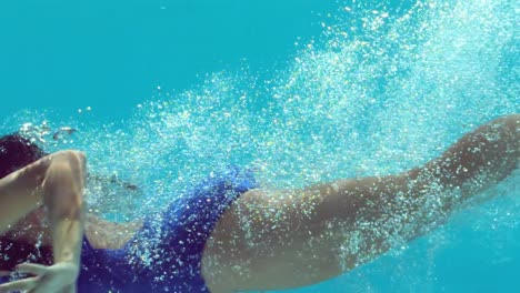 Brunette-woman-swimming-underwater