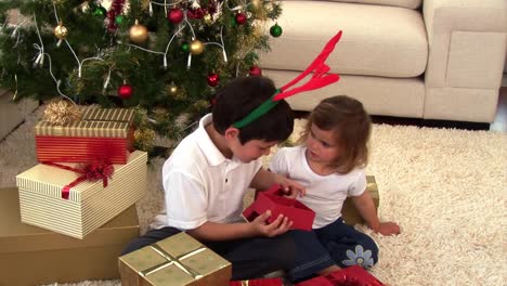 Animation-of-two-children-opening-their-present