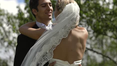 Braut-Und-Bräutigam-Tanzen-Draußen-Miteinander