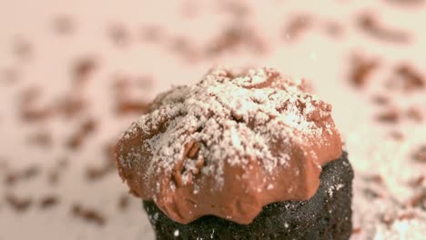 Azúcar-Glas-Tamizado-Sobre-Cupcake-Glaseado-De-Chocolate