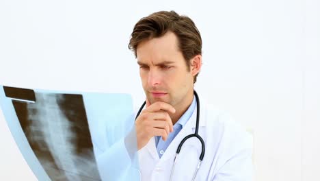 Konzentrierter-Arzt,-Der-Röntgenbilder-Betrachtet