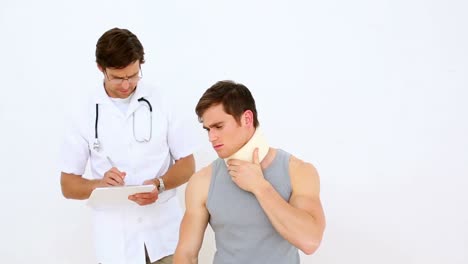 Physiotherapeut-Spricht-Mit-Einem-Patienten,-Der-Eine-Halskrause-Trägt