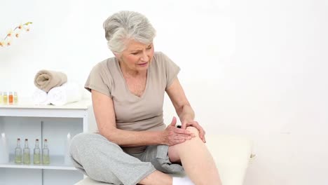 Injured-patient-rubbing-her-painful-knee