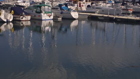 Fischerboote-Im-Hafen-Am-Morgen