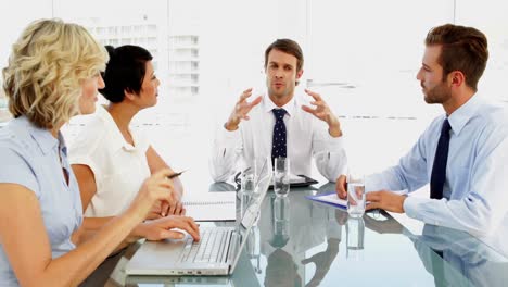 Geschäftsleute-Sprechen-Während-Eines-Meetings-Mit-Ihrem-Chef
