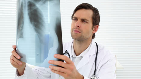 Arzt-überprüft-Röntgenbild-An-Seinem-Schreibtisch