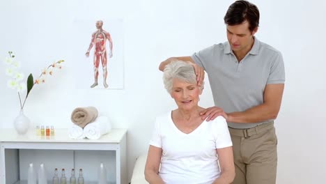 Physiotherapeut-überprüft-Den-Hals-älterer-Patienten