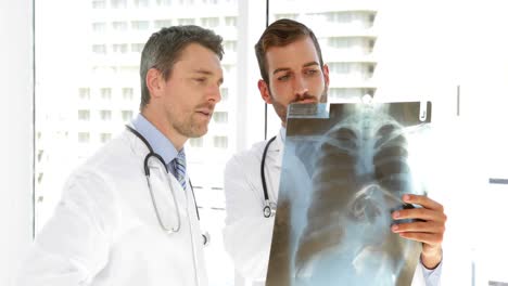 Ernsthafte-Ärzte,-Die-Sich-Röntgenbilder-Ansehen