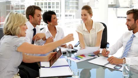 Glückliche-Geschäftsleute,-Die-Bei-Einem-Treffen-Zahlen-Besprechen