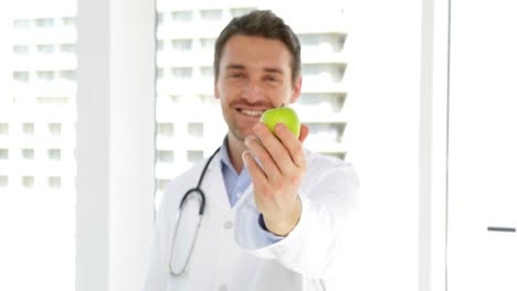 Doctor-Sosteniendo-Una-Manzana-Verde