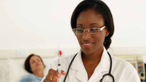Enfermera-Preparando-Una-Inyección