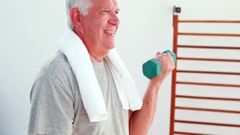 Senior-man-lifting-hand-weights