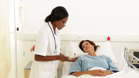 Krankenschwester-überprüft-Ihren-Kranken-Patienten