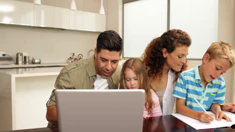 Familie-Verbringt-Zeit-Zusammen-Mit-Dem-Laptop-Und-Zeichnet