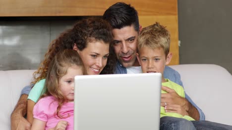 Eltern-Und-Kinder-Benutzen-Den-Laptop-Auf-Der-Couch