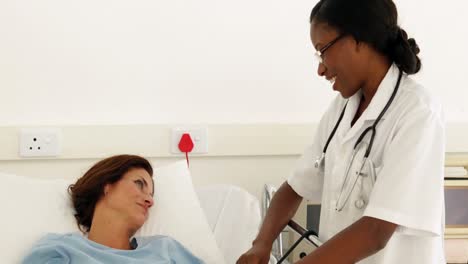 Lächelnde-Krankenschwester-Auf-Der-Station,-Die-Mit-Ihrem-Patienten-Spricht