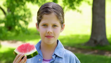 Süßes-Kleines-Mädchen,-Das-Wassermelone-Im-Park-Isst
