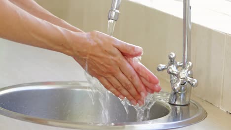 Frau-Wäscht-Ihre-Hände-Am-Waschbecken