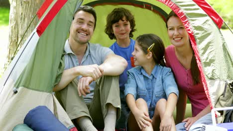 Glückliche-Familie-Posiert-In-Ihrem-Zelt-Auf-Einem-Campingausflug