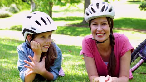 Mother-and-daughter-having-a-rest-on-their-bike-ride-in-the-park