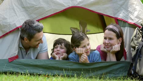Glückliche-Familie-Auf-Einem-Campingausflug-In-Ihrem-Zelt