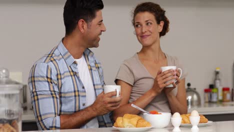 Glückliches-Paar,-Das-Zusammen-Plaudert-Und-Frühstückt