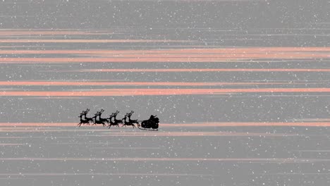 Schnee-Fällt-Auf-Den-Weihnachtsmann-Im-Schlitten,-Der-Von-Rentieren-Gezogen-Wird,-Und-Helle-Spuren-Auf-Grauem-Hintergrund