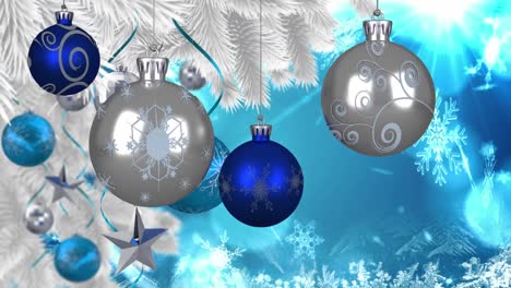 Animation-Von-Weihnachtskugeln-Und-Schnee,-Der-Auf-Blauen-Hintergrund-Mit-Bokeh-Fällt