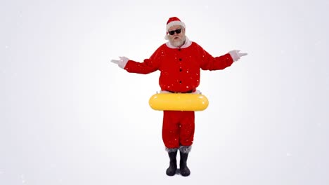 Schnee-Fällt-über-Den-Weihnachtsmann,-Der-Einen-Aufblasbaren-Schlauch-Vor-Grauem-Hintergrund-Trägt