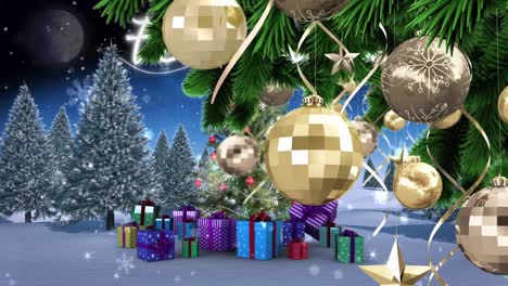 Adornos-Decorativos-En-La-Rama-Del-árbol-De-Navidad-Contra-La-Nieve-Que-Cae-Sobre-El-árbol-De-Navidad-Y-Regalos