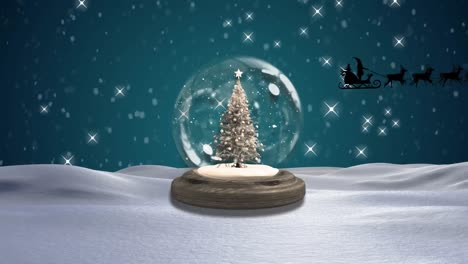 Der-Weihnachtsmann-Im-Schlitten-Wird-Von-Rentieren-Gegen-Den-Weihnachtsbaum-In-Einer-Schneekugel-Gezogen