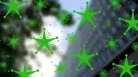 Mehrere-Stern--Und-Schneeflockensymbole-über-Flecken,-Die-Gegen-Hohe-Gebäude-Im-Hintergrund-Fallen