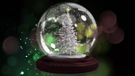 Estrella-Fugaz-Roja-Alrededor-De-Un-árbol-De-Navidad-En-Una-Bola-De-Nieve-Contra-Puntos-De-Luz-Sobre-Fondo-Negro