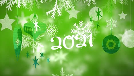 2021-Text-Und-Hängende-Weihnachtsdekorationen-Vor-Schneeflocken,-Die-Auf-Grünem-Hintergrund-Schweben