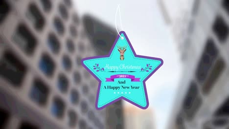 Sternförmiges-Textbanner-„Frohe-Weihnachten-Und-Neujahr“-Vor-Hohen-Gebäuden-Im-Hintergrund