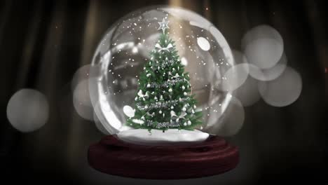 Estrella-Fugaz-Azul-Alrededor-De-Un-árbol-De-Navidad-En-Una-Bola-De-Nieve-Contra-Puntos-De-Luz-Sobre-Fondo-Gris