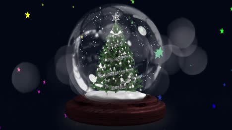 Estrella-Fugaz-Azul-Sobre-El-árbol-De-Navidad-En-Una-Bola-De-Nieve-Contra-Múltiples-Iconos-De-Estrellas-Coloridas