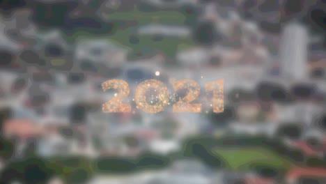Text-Aus-Dem-Jahr-2021-über-Einem-Feuerwerk,-Das-Vor-Der-Luftaufnahme-Des-Stadtbildes-Explodiert