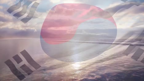 Animation-Der-Flagge-Südkoreas,-Die-über-Dem-Meer-Und-Dem-Wolkenverhangenen-Blauen-Himmel-Weht