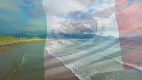 Digitale-Komposition-Der-Wehenden-Mexikanischen-Flagge-Vor-Der-Luftaufnahme-Des-Strandes-Und-Der-Meereswellen