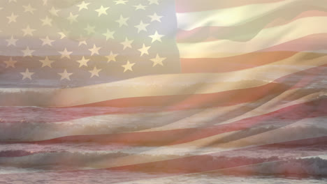 Digitale-Komposition-Der-Schwenkenden-US-Flagge-Vor-Der-Luftaufnahme-Der-Wellen-Im-Meer