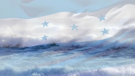 Digitale-Komposition-Der-Wehenden-Honduras-Flagge-Gegen-Wellen-Im-Meer