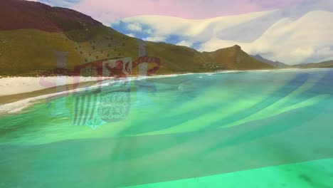 Digitale-Komposition:-Die-Spanische-Flagge-Weht-Vor-Der-Luftaufnahme-Der-Wellen-Im-Meer