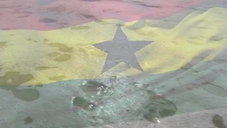 Digitale-Komposition-Der-Ghanaischen-Flagge,-Die-Am-Strand-Gegen-Die-Wellen-Weht