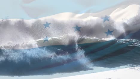 Digitale-Komposition-Der-Honduranischen-Flagge,-Die-Vor-Der-Luftaufnahme-Der-Wellen-Im-Meer-Weht