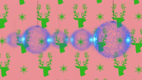 Animation-Von-Weihnachtskugeln-über-Rentiermuster-Auf-Rosa-Hintergrund